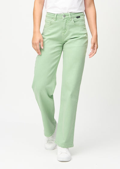 Loose-jeans til kvinner i lysegrønn, fargen Mints. Sett forfra på en modell, med romslig passform og vide ben.