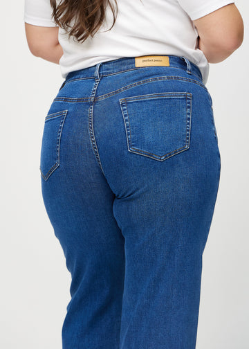 Loose-jeans til kvinner i mørkeblå, fargen Oceans. Nærbilde bakfra på en plus size-modell, som viser passform og detaljer.