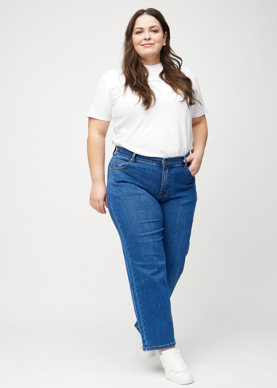 Loose-jeans til kvinner i mørkeblå, fargen Oceans. Helhetsbilde av en plus size-modell med løstsittende jeans.