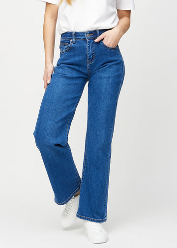 Loose-jeans til kvinner i mørkeblå, fargen Oceans. Sett forfra på en modell, med romslig passform og vide ben.