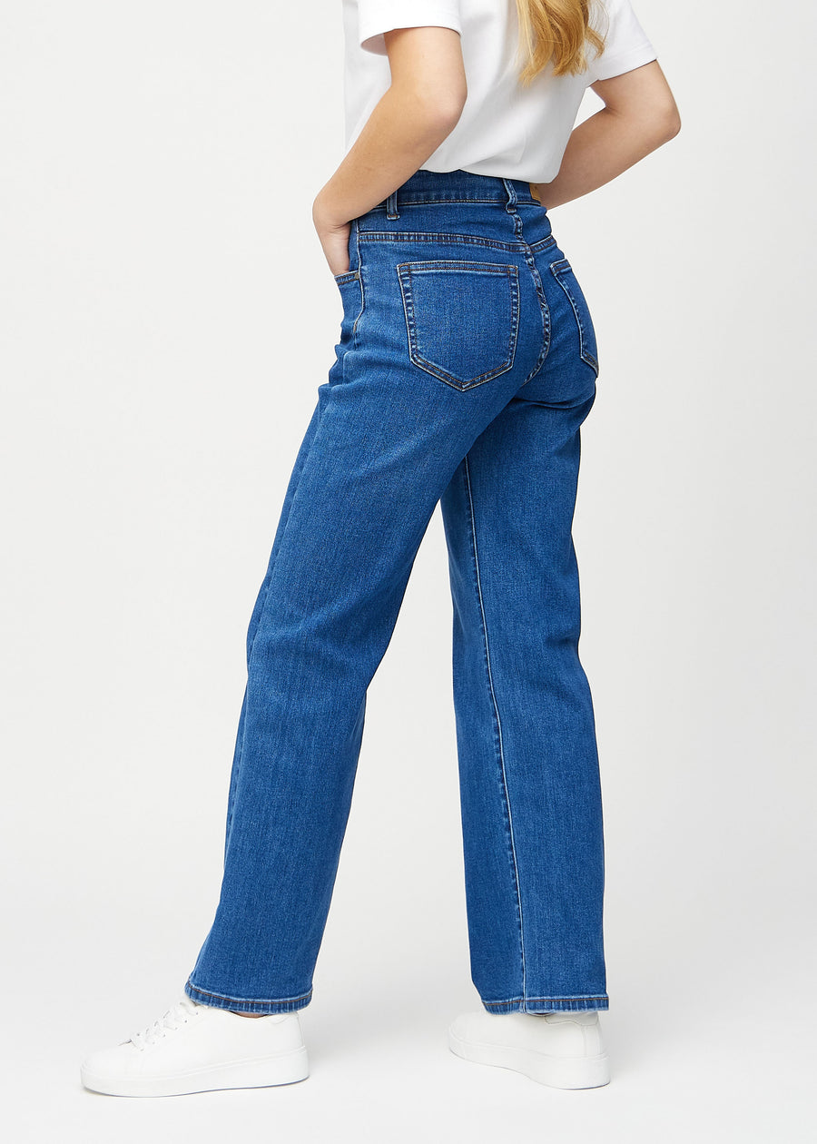 Loose-jeans til kvinner i mørkeblå, fargen Oceans. Sett fra siden på en modell, med synlig løs passform.