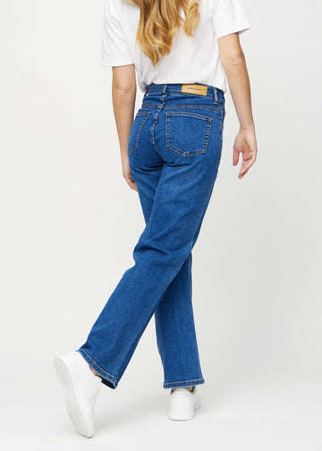 Loose-jeans til kvinner i mørkeblå, fargen Oceans. Sett bakfra på en modell, slik at hele den løse passformen vises.