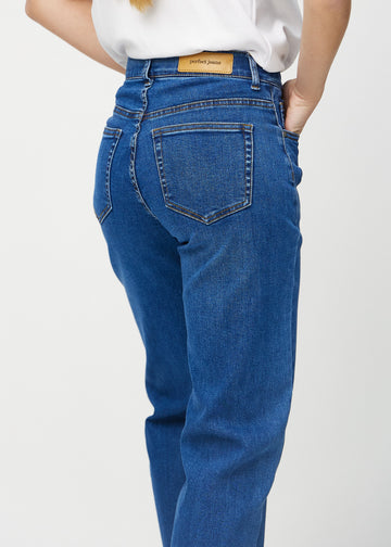 Loose-jeans til kvinner i mørkeblå, fargen Oceans. Nærbilde bakfra på en modell, som viser passform og detaljer.