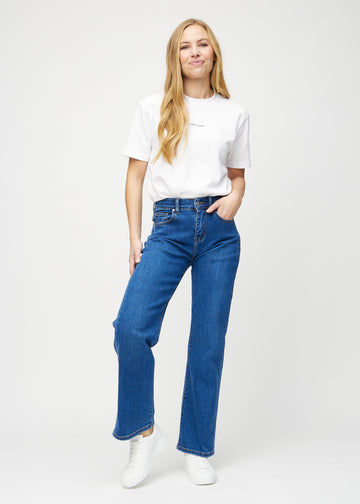 Loose-jeans til kvinner i mørkeblå, fargen Oceans. Helhetsbilde av en modell med løstsittende jeans.