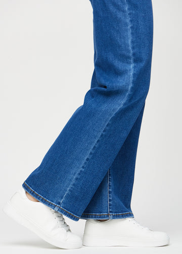 Loose-jeans til kvinner i mørkeblå, fargen Oceans. Nærbilde ved anklene på en modell, som viser de vide benavslutningene.