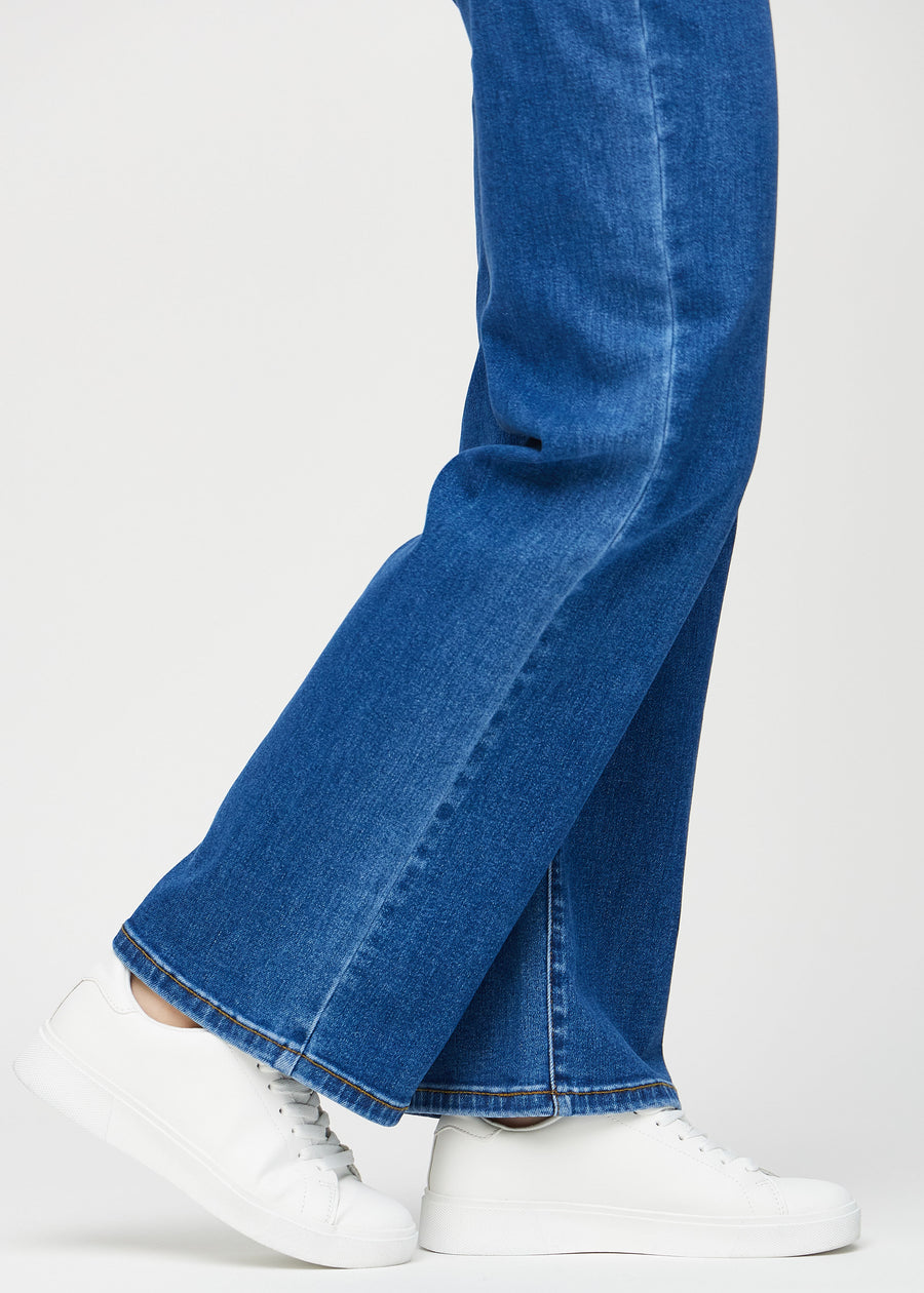 Loose-jeans til kvinner i mørkeblå, fargen Oceans. Nærbilde ved anklene på en modell, som viser de vide benavslutningene.