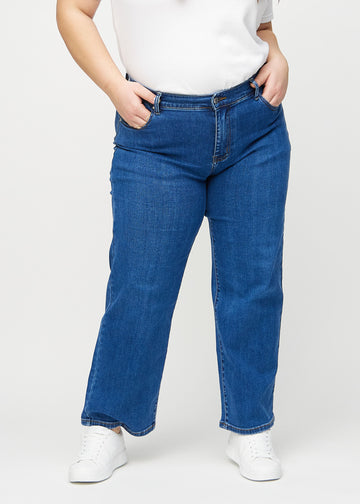 Loose-jeans til kvinner i mørkeblå, fargen Oceans. Sett forfra på en plus size-modell, med romslig passform og vide ben.