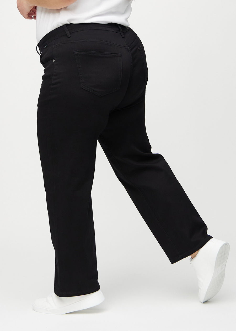 Loose-jeans til kvinner i sort, fargen Ravens. Sett fra siden på en plus size-modell, med synlig løs passform.