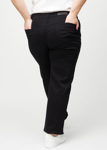 Loose-jeans til kvinner i sort, fargen Ravens. Sett bakfra på en plus size-modell, slik at hele den løse passformen vises.