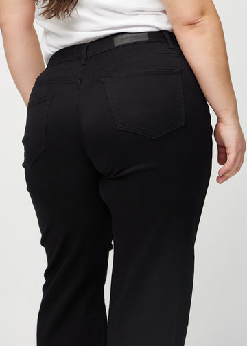 Loose-jeans til kvinner i sort, fargen Ravens. Nærbilde bakfra på en plus size-modell, som viser passform og detaljer.
