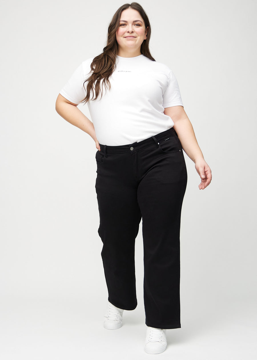 Loose-jeans til kvinner i sort, fargen Ravens. Helhetsbilde av en plus size-modell med løstsittende jeans.