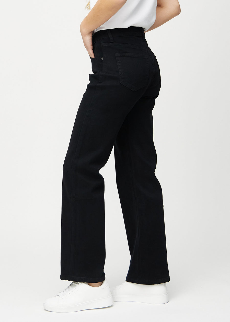 Loose-jeans til kvinner i sort, fargen Ravens. Sett fra siden på en modell, med synlig løs passform.