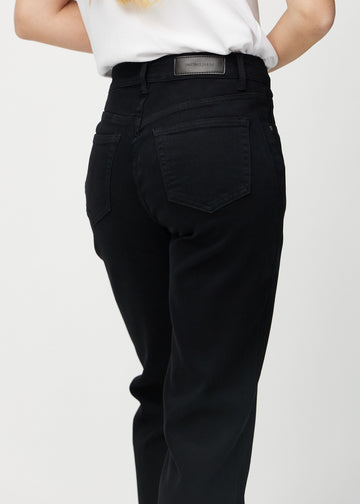 Loose-jeans til kvinner i sort, fargen Ravens. Nærbilde bakfra på en modell, som viser passform og detaljer.