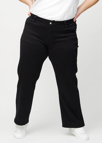 Loose-jeans til kvinner i sort, fargen Ravens. Sett forfra på en plus size-modell, med romslig passform og vide ben.