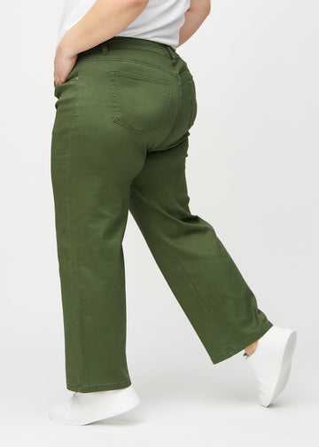 Loose-jeans til kvinner i mørkegrønn, fargen Renewals. Sett fra siden på en plus size-modell, med synlig løs passform.