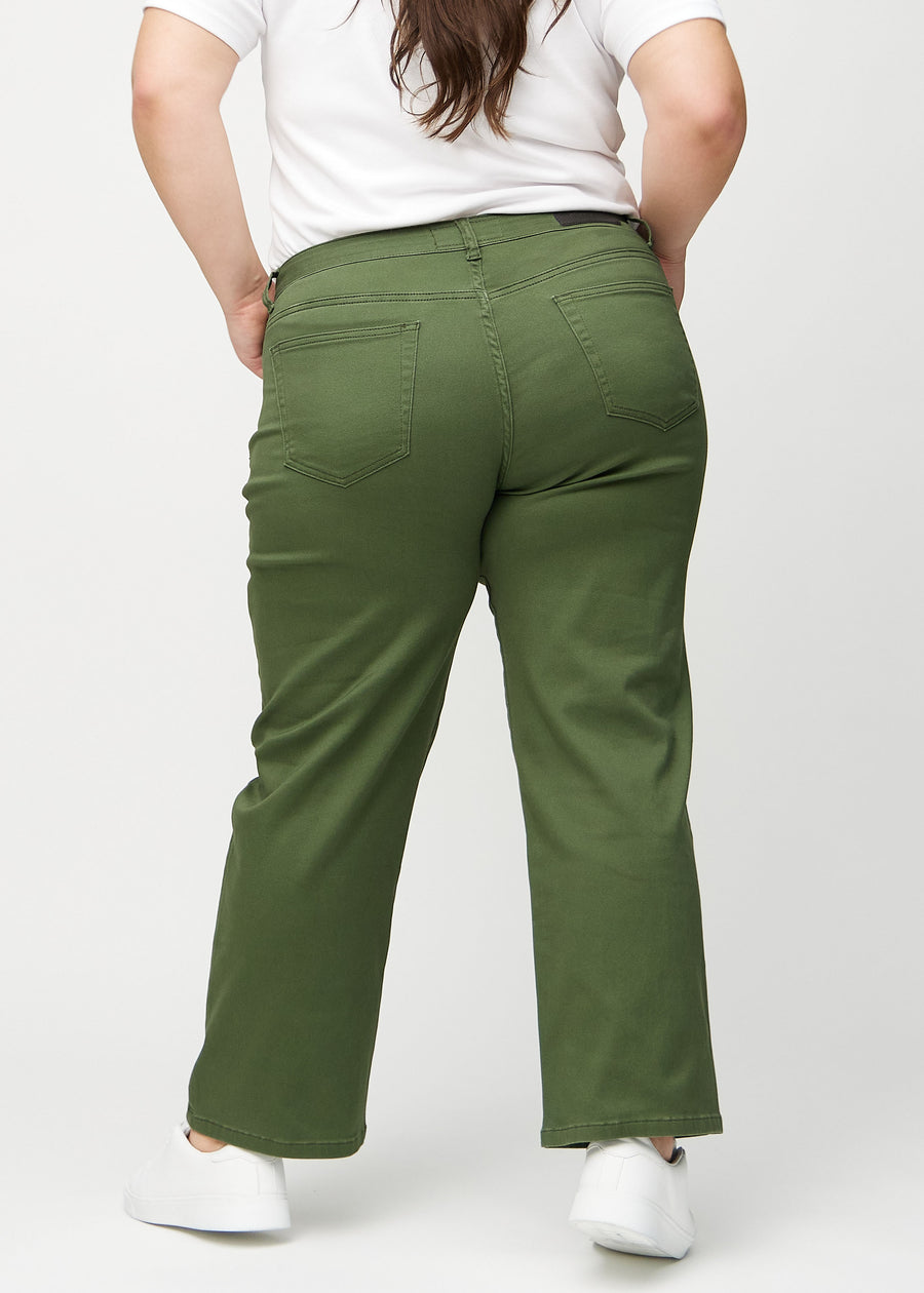 Loose-jeans til kvinner i mørkegrønn, fargen Renewals. Sett bakfra på en plus size-modell, slik at hele den løse passformen vises.