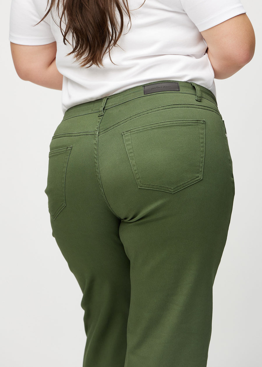 Loose-jeans til kvinner i mørkegrønn, fargen Renewals. Nærbilde bakfra på en plus size-modell, som viser passform og detaljer.