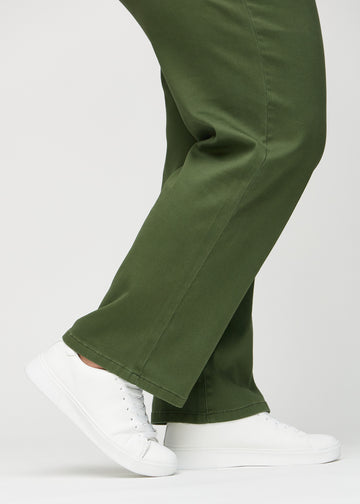 Loose-jeans til kvinner i mørkegrønn, fargen Renewals. Nærbilde ved anklene på en plus size-modell, som viser de vide benavslutningene.