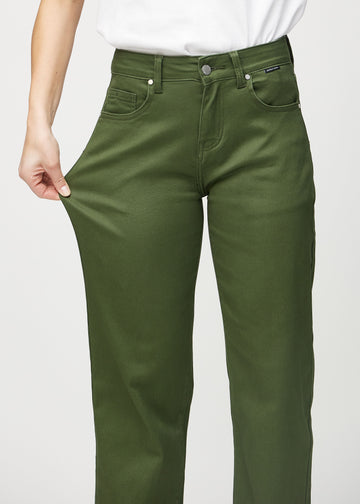 Loose-jeans til kvinner i mørkegrønn, fargen Renewals. En modell strekker jeansstoffet ved låret for å vise stretchen.