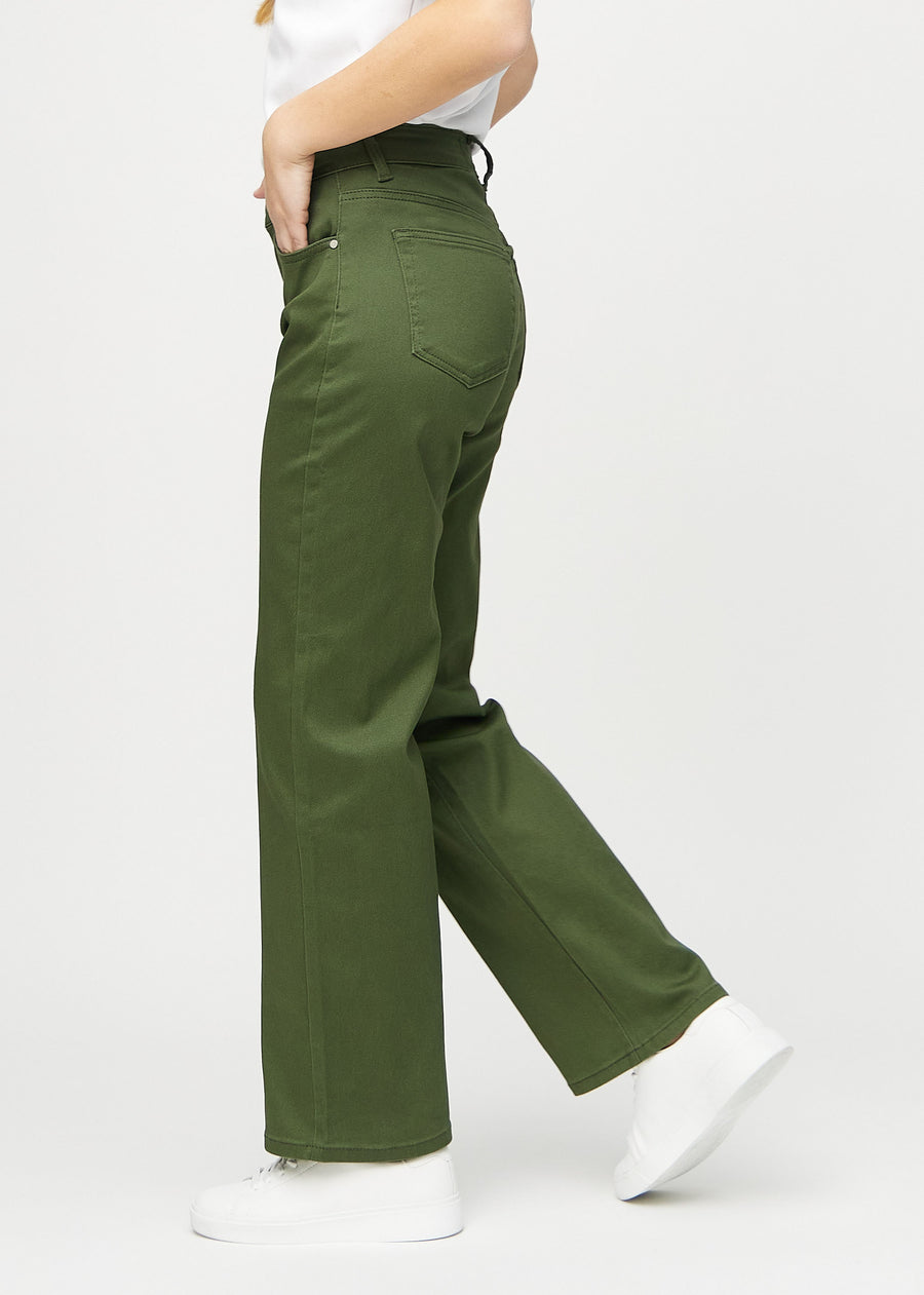Loose-jeans til kvinner i mørkegrønn, fargen Renewals. Sett fra siden på en modell, med synlig løs passform.