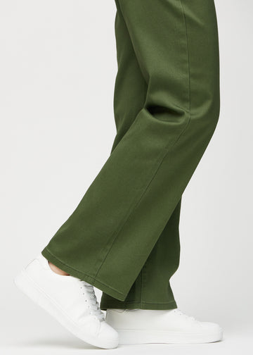 Loose-jeans til kvinner i mørkegrønn, fargen Renewals. Nærbilde ved anklene på en modell, som viser de vide benavslutningene.
