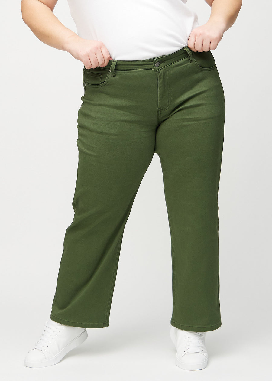 Loose-jeans til kvinner i mørkegrønn, fargen Renewals. Sett forfra på en plus size-modell, med romslig passform og vide ben.