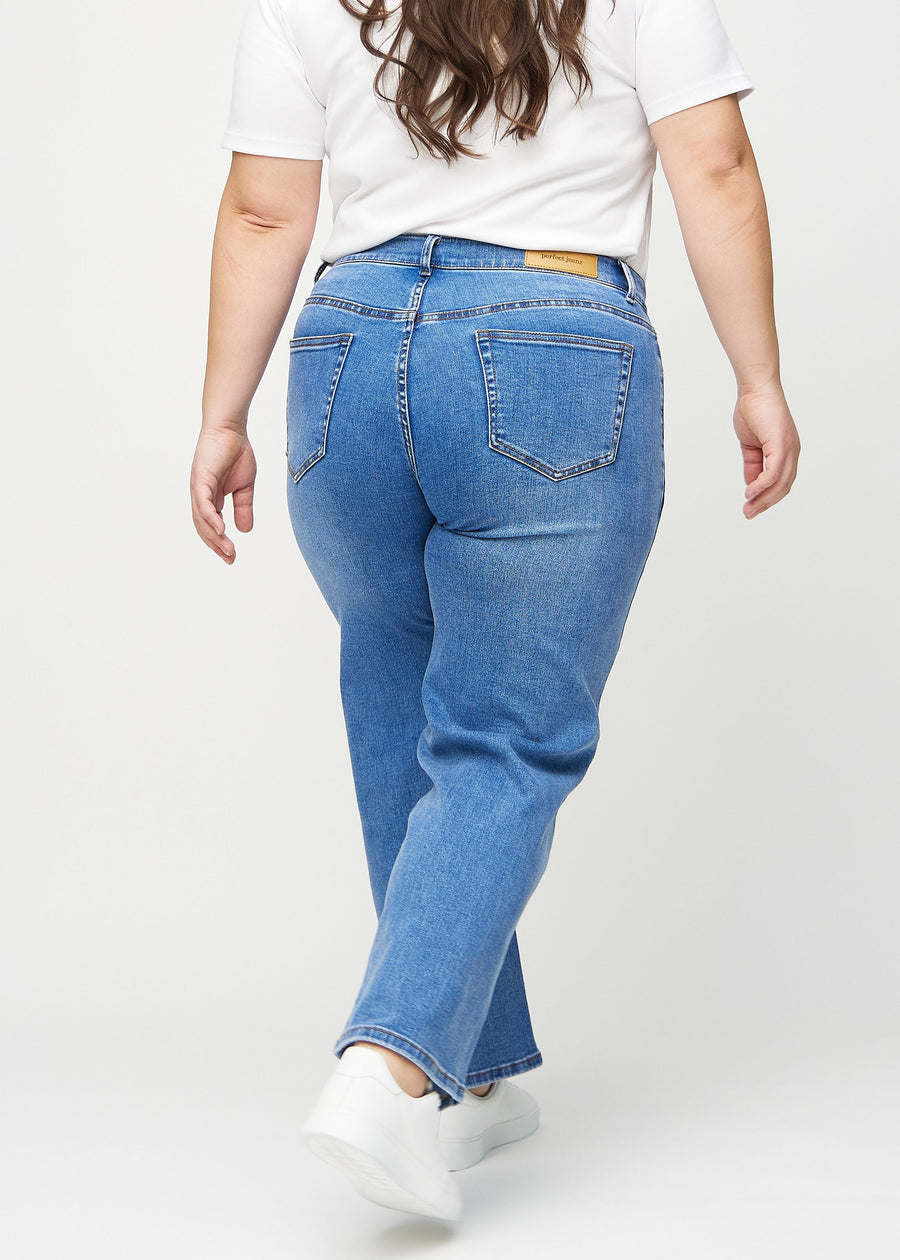Loose-jeans til kvinner i blå, fargen Rivers. Sett bakfra på en plus size-modell, slik at hele den løse passformen vises.