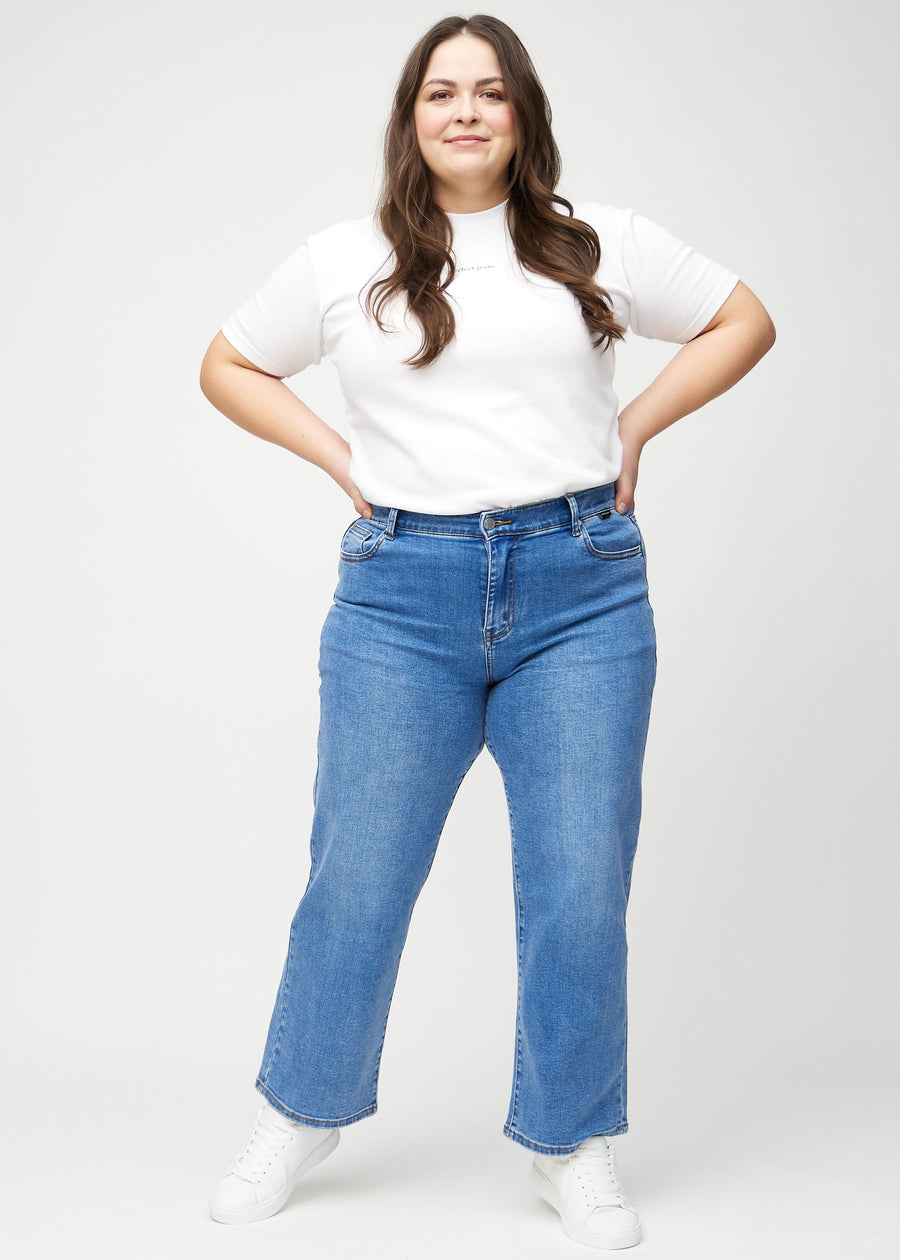 Loose-jeans til kvinner i blå, fargen Rivers. Helhetsbilde av en plus size-modell med løstsittende jeans.