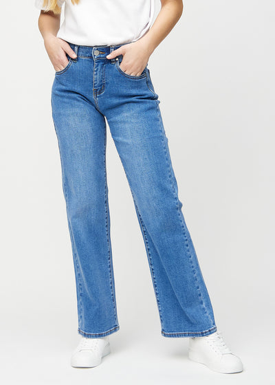 Loose-jeans til kvinner i blå, fargen Rivers. Sett forfra på en modell, med romslig passform og vide ben.