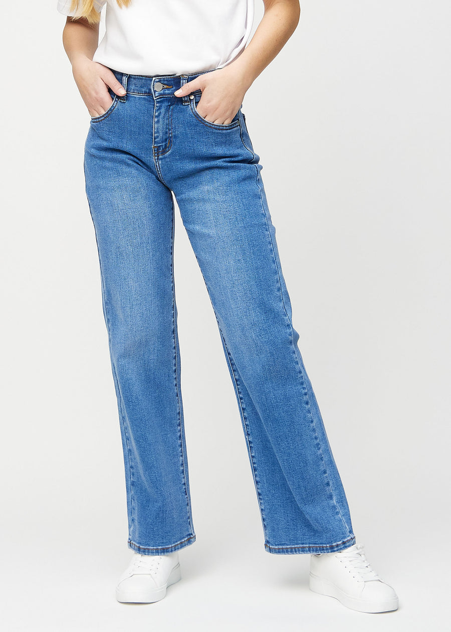 Loose-jeans til kvinner i blå, fargen Rivers. Sett forfra på en modell, med romslig passform og vide ben.