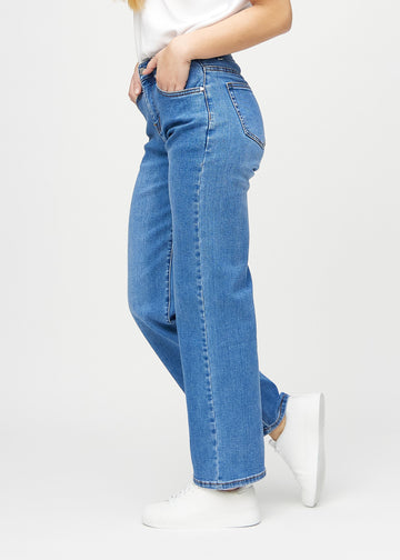 Loose-jeans til kvinner i blå, fargen Rivers. Sett fra siden på en modell, med synlig løs passform.