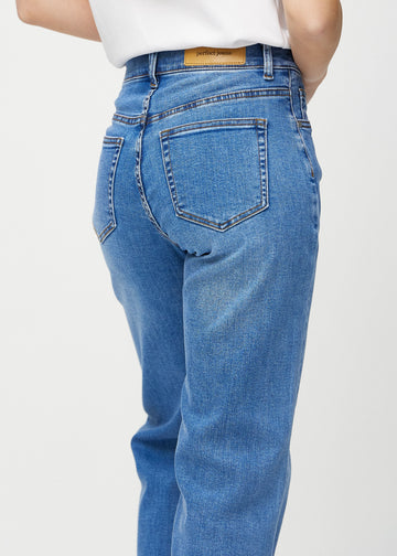 Loose-jeans til kvinner i blå, fargen Rivers. Nærbilde bakfra på en modell, som viser passform og detaljer.