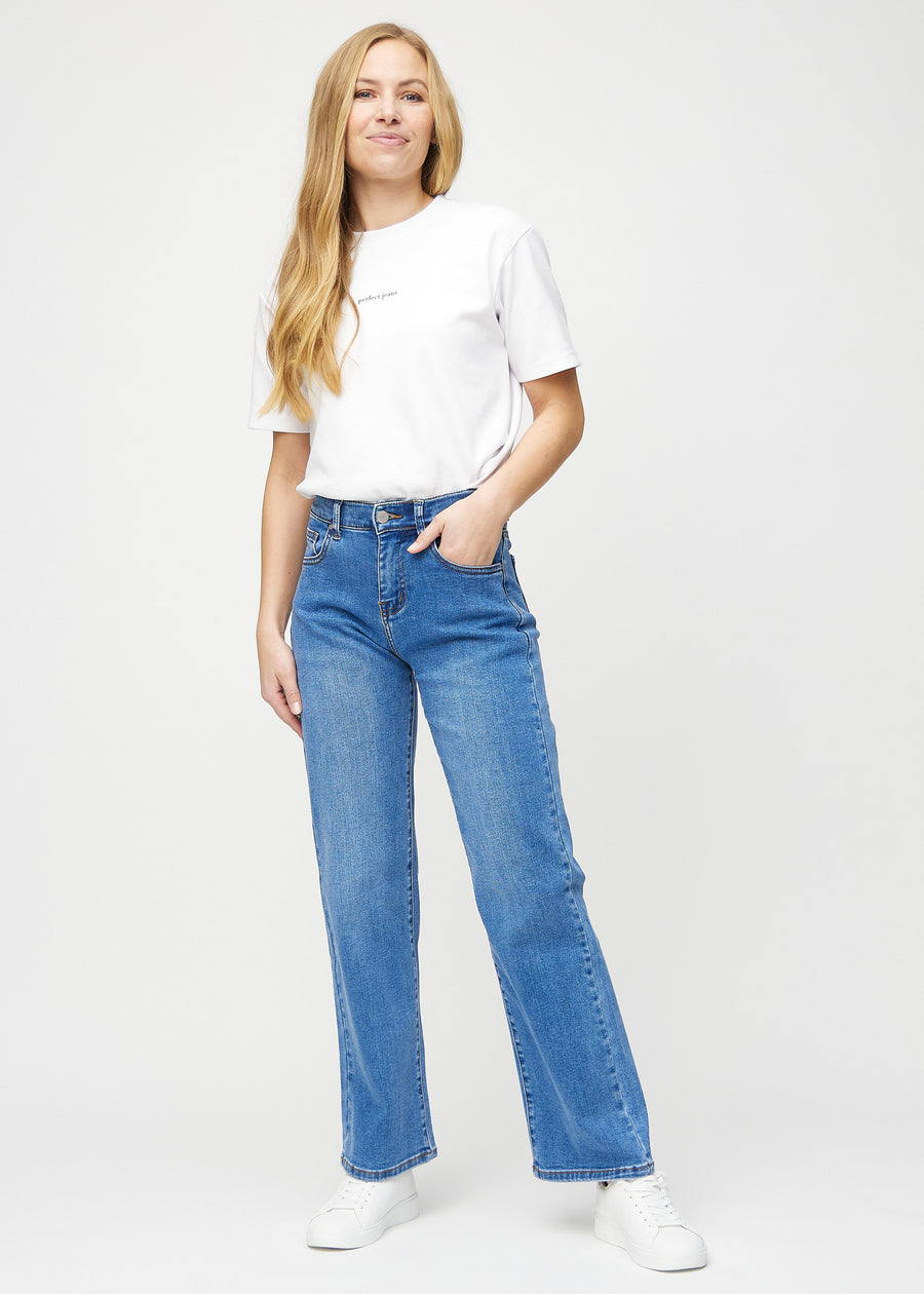 Loose-jeans til kvinner i blå, fargen Rivers. Helhetsbilde av en modell med løstsittende jeans.