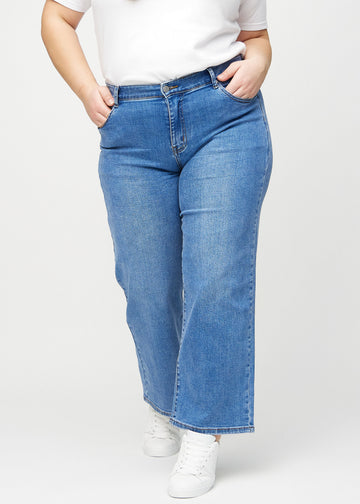 Loose-jeans til kvinner i blå, fargen Rivers. Sett forfra på en plus size-modell, med romslig passform og vide ben.