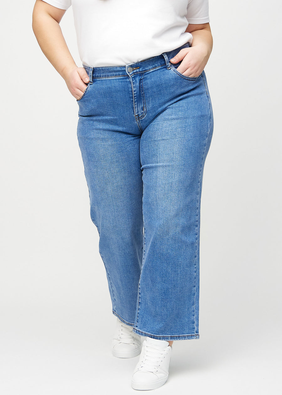 Loose-jeans til kvinner i blå, fargen Rivers. Sett forfra på en plus size-modell, med romslig passform og vide ben.
