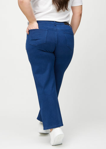 Loose-jeans til kvinner i mørkeblå, fargen Royals. Sett bakfra på en plus size-modell, slik at hele den løse passformen vises.