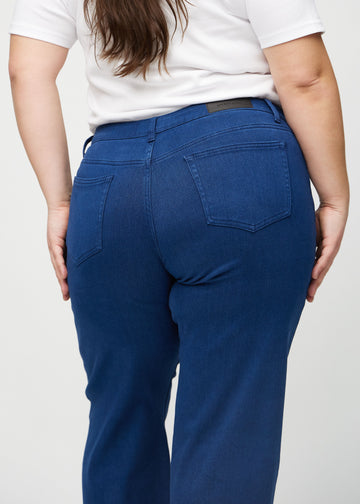 Loose-jeans til kvinner i mørkeblå, fargen Royals. Nærbilde bakfra på en plus size-modell, som viser passform og detaljer.