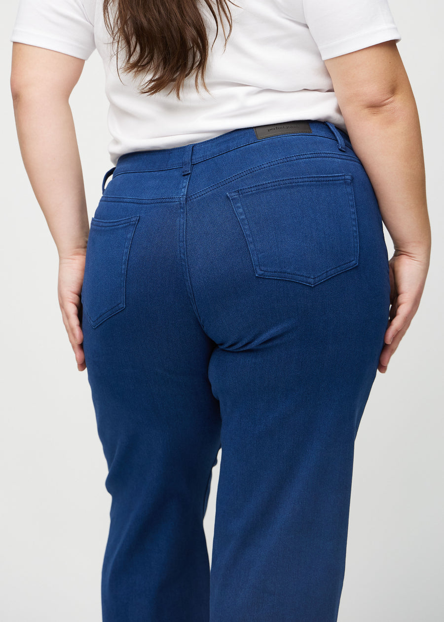 Loose-jeans til kvinner i mørkeblå, fargen Royals. Nærbilde bakfra på en plus size-modell, som viser passform og detaljer.