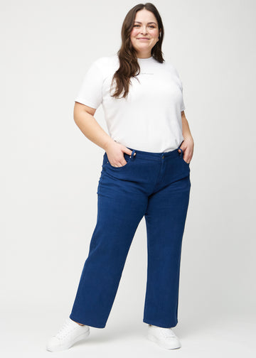 Loose-jeans til kvinner i mørkeblå, fargen Royals. Helhetsbilde av en plus size-modell med løstsittende jeans.