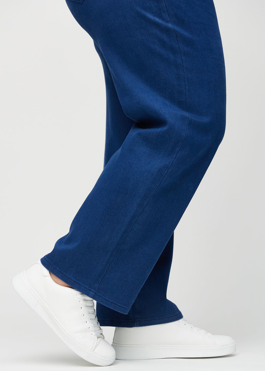 Loose-jeans til kvinner i mørkeblå, fargen Royals. Nærbilde ved anklene på en plus size-modell, som viser de vide benavslutningene.
