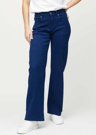 Loose-jeans til kvinner i mørkeblå, fargen Royals. Sett forfra på en modell, med romslig passform og vide ben.