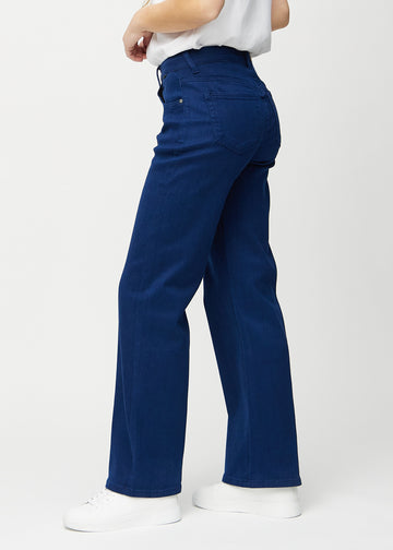 Loose-jeans til kvinner i mørkeblå, fargen Royals. Sett fra siden på en modell, med synlig løs passform.