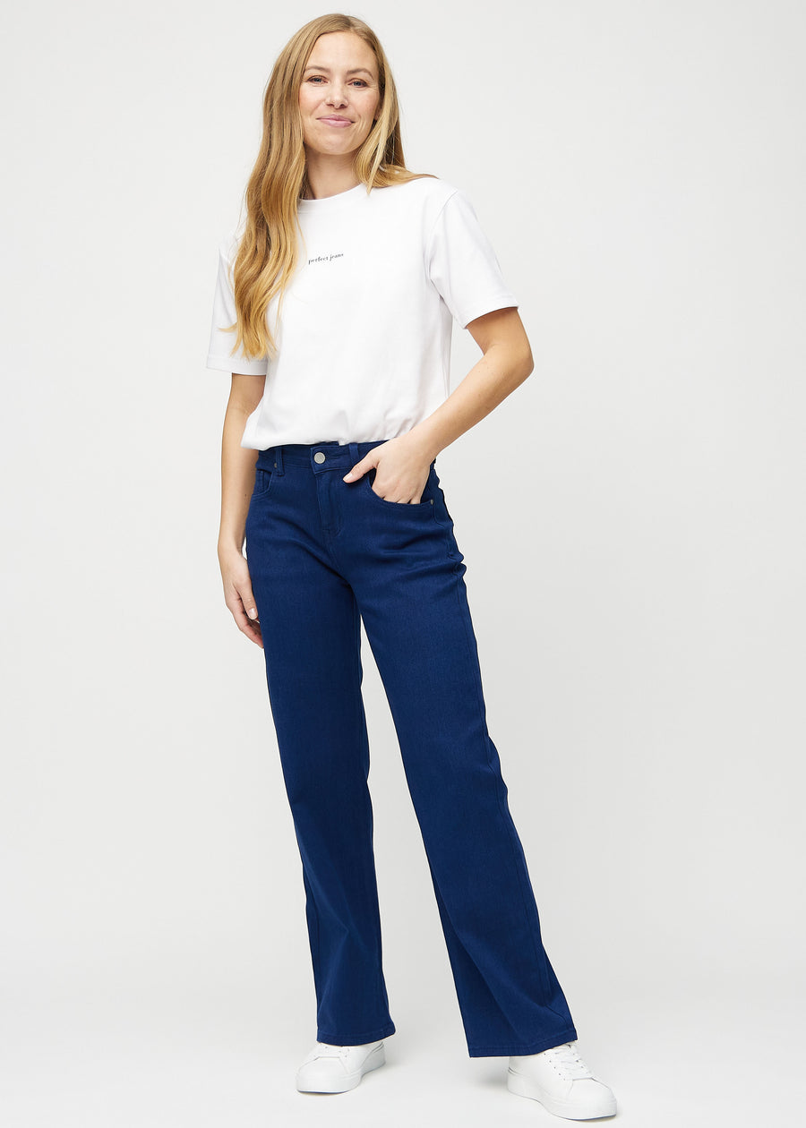 Loose-jeans til kvinner i mørkeblå, fargen Royals. Helhetsbilde av en modell med løstsittende jeans.