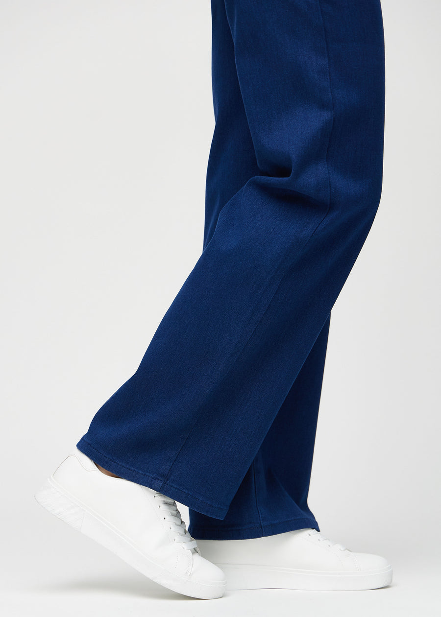 Loose-jeans til kvinner i mørkeblå, fargen Royals. Nærbilde ved anklene på en modell, som viser de vide benavslutningene.