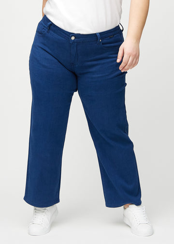 Loose-jeans til kvinner i mørkeblå, fargen Royals. Sett forfra på en plus size-modell, med romslig passform og vide ben.