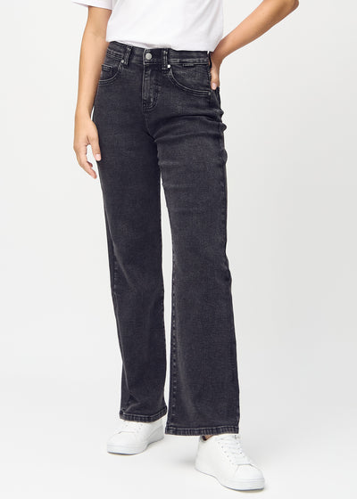 Loose-jeans til kvinner i mørkegrå, fargen Shadows. Sett forfra på en modell, med romslig passform og vide ben.