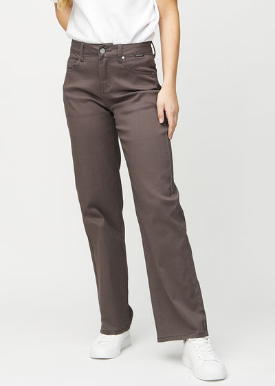 Loose-jeans til kvinner i gråbrun, fargen Thunders. Sett forfra på en modell, med romslig passform og vide ben.