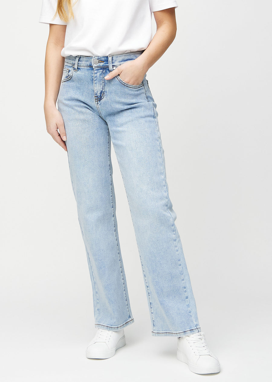 Loose-jeans til kvinner i lyseblå, fargen Waves. Sett forfra på en modell, med romslig passform og vide ben.