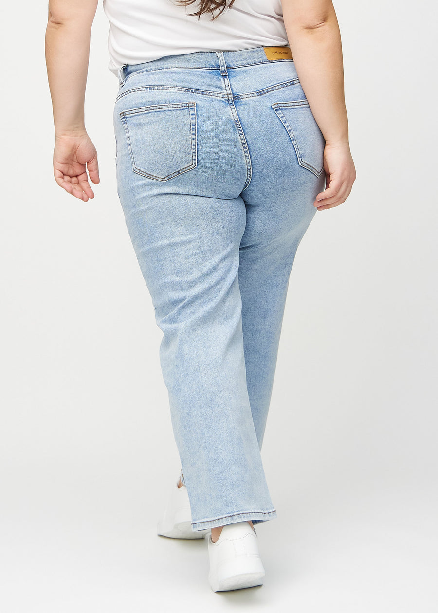 Loose-jeans til kvinner i lyseblå, fargen Waves. Sett bakfra på en plus size-modell, slik at hele den løse passformen vises.