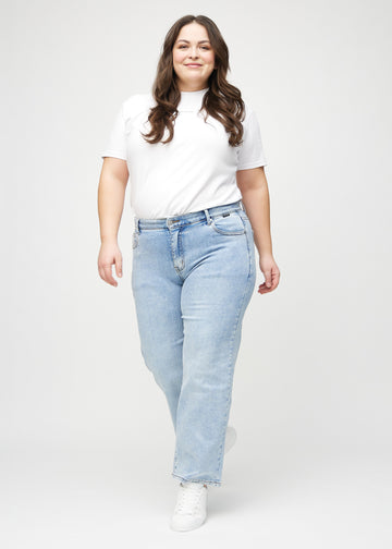 Loose-jeans til kvinner i lyseblå, fargen Waves. Helhetsbilde av en plus size-modell med løstsittende jeans.